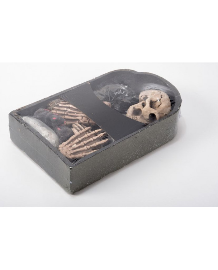 Cemetery set consisting of 24 pieces for a disturbing scenery