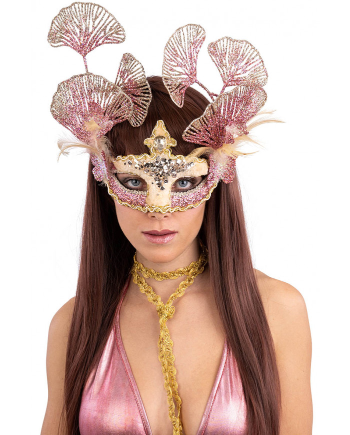 Masque avec velours et poudre de paillettes rose, décorations florales et plumes dans une boîte en PVC