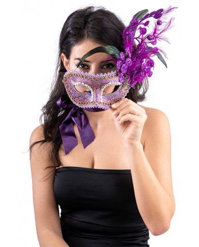 masque en tissu damassé violet avec décorations en poudre de paillettes et plumes dans une boîte en PVC