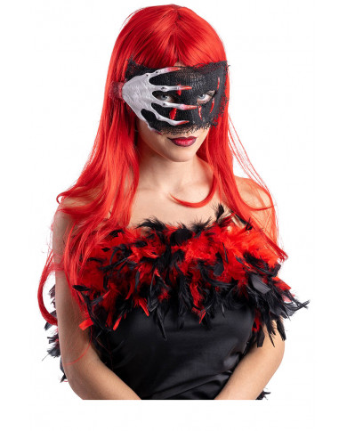 Maske aus Kunststoff mit Blutiger Mullbinde und Hand auf Pappkarton