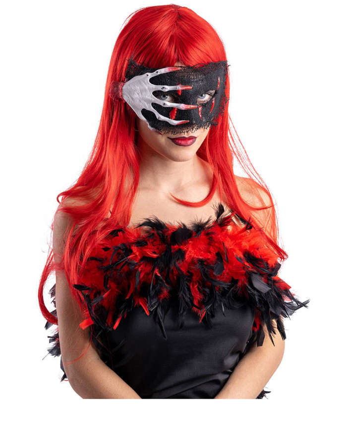 masque en plastique avec tissu de gaze et main sanglante sur papier cartonné