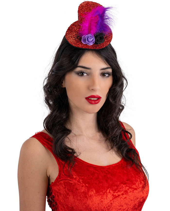 Rotes Hütchen aus gaufriertem Stoff mit Blumen, Federn, Voile mit Haarreif mit Pappschild/Etikett