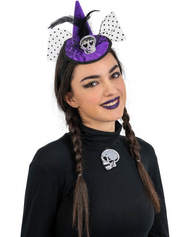 chapeau sorcière violet avec tête de mort, plumes, voile, serre-tête avec carte d’en-tête chapeau sorcière violet avec tête de mort, plumes, voile, serre-tête avec carte d’en-tête