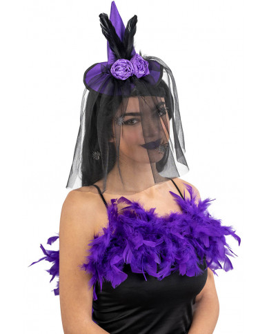chapeau en satin violet avec rose, plumes, voilette et serre-tête avec carte d’en-tête