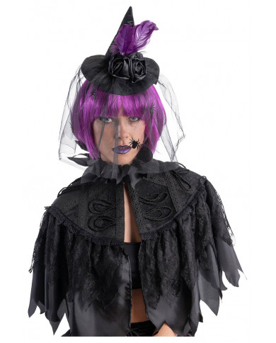 chapeau en satin noir avec rose, plumes, voilette et serre-tête avec carte d’en-tête