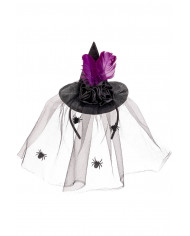 chapeau en satin noir avec rose, plumes, voilette et serre-tête avec carte d’en-tête