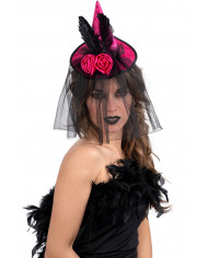 chapeau en satin fuchsia avec rose, plumes, voilette et serre-tête avec carte d’en-tête