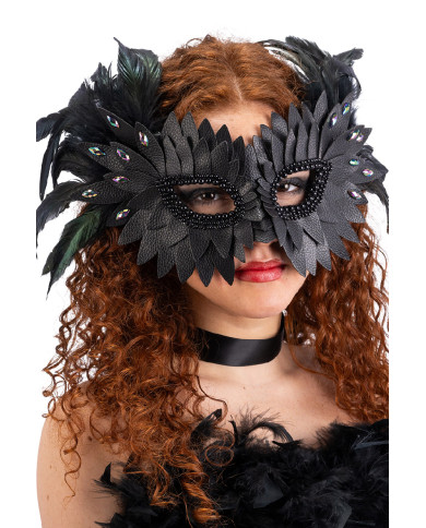 Masque noir en éco-cuir, avec plumes et strass, sur papier cartonné Masque noir en éco-cuir, avec plumes et strass, sur papier cartonné