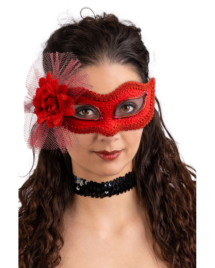 Rote Maske mit Strass, Blume und Tüll auf Pappkarton