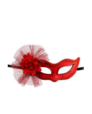 Rote Maske mit Strass, Blume und Tüll auf Pappkarton