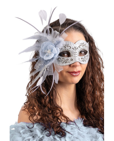 Masque sculpté argenté, avec strass, fleur, tulle et plumes, sur papier cartonné