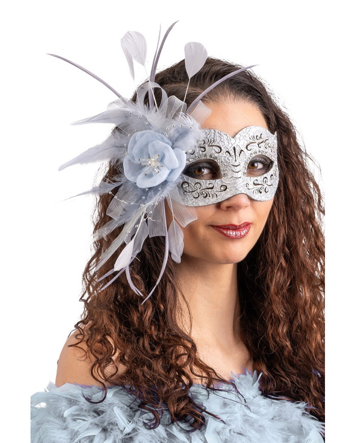 Eingeschnitzte Maske, silberfarben, mit Strass, Blume, Tüll und Feder auf Pappkarton