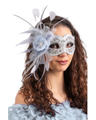 Maschera intagliata argento con strass, fiore, tulle e piume su cartoncino