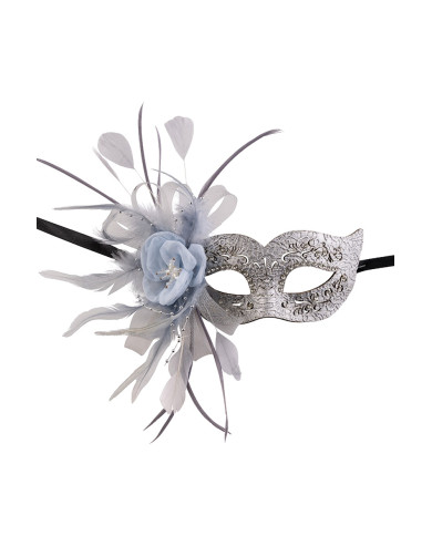 Eingeschnitzte Maske, silberfarben, mit Strass, Blume, Tüll und Feder auf Pappkarton Eingeschnitzte Maske, silberfarben, mit Strass, Blume, Tüll und Feder auf Pappkarton