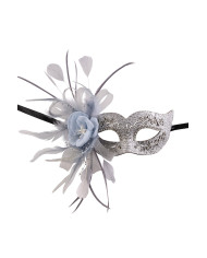 Maschera intagliata argento con strass, fiore, tulle e piume su cartoncino