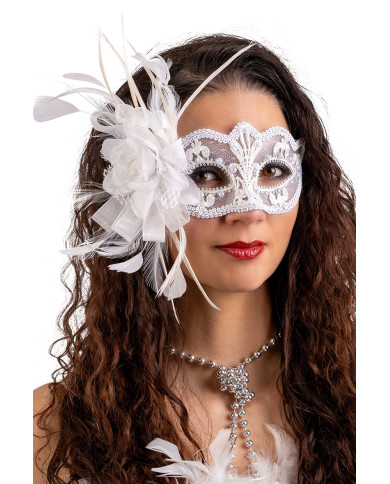Masque blanc en dentelle avec strass, fleur, tulle et plumes, sur papier cartonné Masque blanc en dentelle avec strass, fleur, tulle et plumes, sur papier cartonné