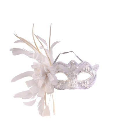 Masque blanc en dentelle avec strass, fleur, tulle et plumes, sur papier cartonné Masque blanc en dentelle avec strass, fleur, tulle et plumes, sur papier cartonné
