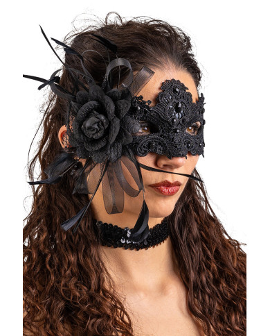 Masque noir en dentelle avec strass, fleur, tulle et plumes, sur papier cartonné Masque noir en dentelle avec strass, fleur, tulle et plumes, sur papier cartonné