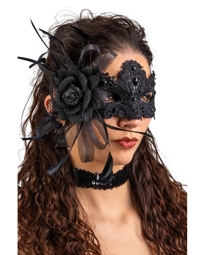 Masque noir en dentelle avec strass, fleur, tulle et plumes, sur papier cartonné Masque noir en dentelle avec strass, fleur, tulle et plumes, sur papier cartonné