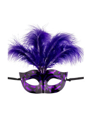 Maschera in plastica con piume viola su cartoncino
