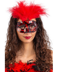 Maschera in plastica con piume rosse su cartoncino