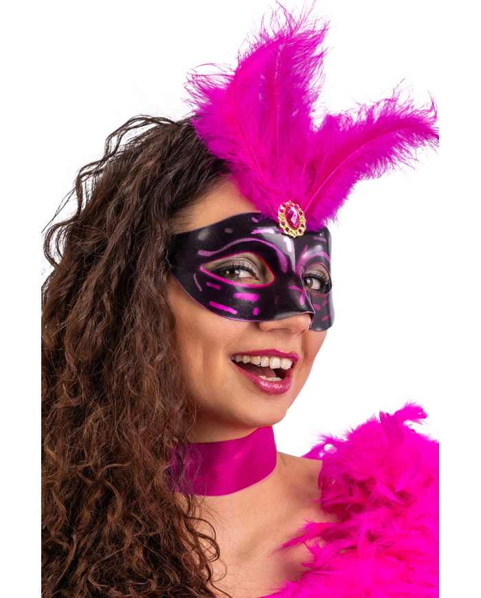 Maschera in plastica con piume fucsia su cartoncino
