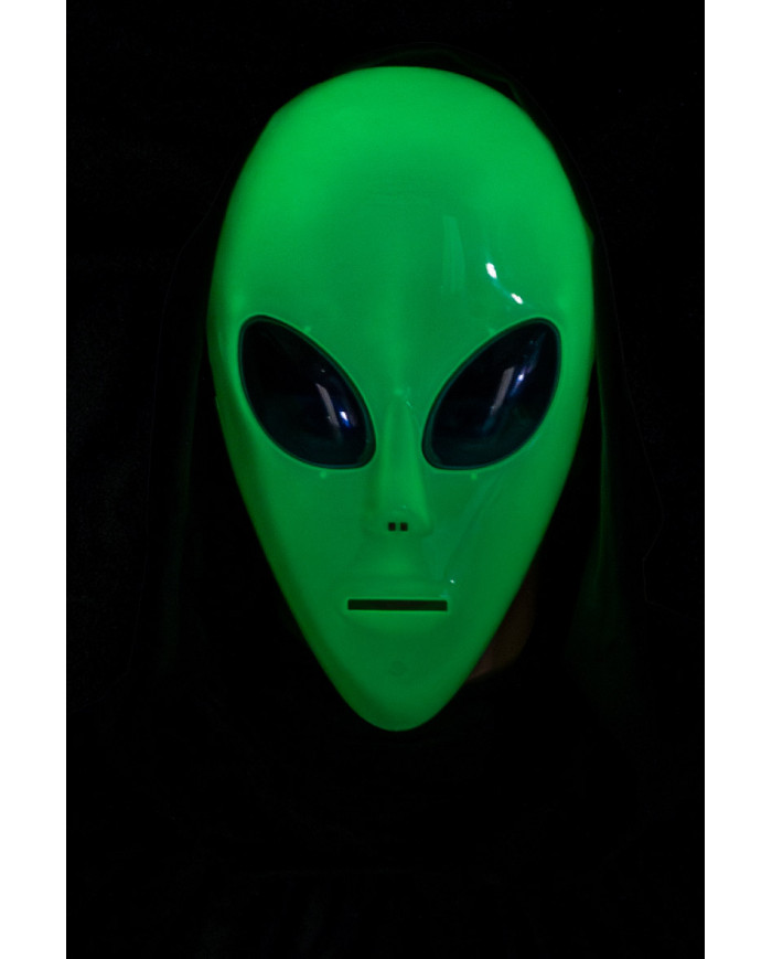 Máscara alienígena de plástico duro sobre cartoncillo Máscara alienígena de plástico duro sobre cartoncillo