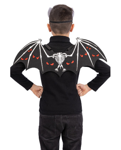 Ensemble déguisement chauve-souris en feutre (masque et ailes h. 58x24 cm env.), dans un sachet avec étiquette ferme-sachet Ensemble déguisement chauve-souris en feutre (masque et ailes h. 58x24 cm env.), dans un sachet avec étiquette ferme-sachet